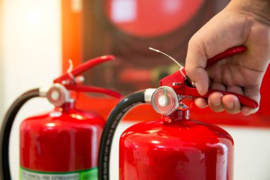 Mühendis yangın söndürücüyü kontrol ediyor..