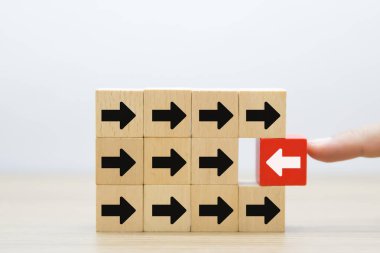 Tahta oyuncak blokları ok simgesiyle istiflenmiş iş değişimi için zıt yönleri işaret ediyor.