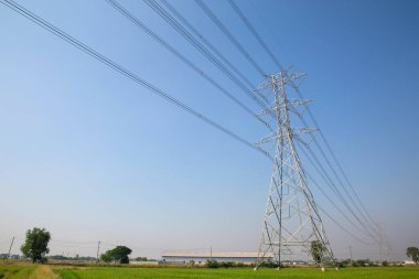 Yüksek voltaj iletim kulesi ve elektrik gerilimi kablosu..