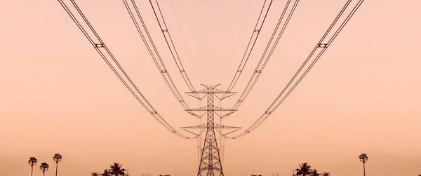 Torre Transmissão Alta Tensão Cabo Fiação Tensão Elétrica Com Fundo — Fotografia de Stock