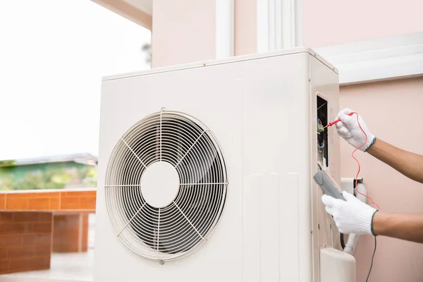 Fechar Mão Técnico Usando Equipamentos Medição Verificando Tensão Corrente Elétrica — Fotografia de Stock