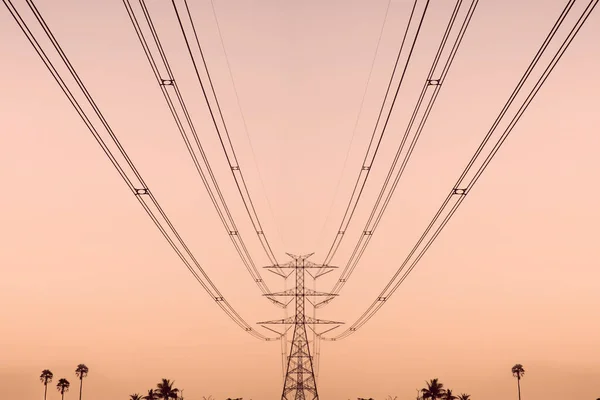 Högspänningsöverföringstorn Och Spänning Ledningar Kabel Med Sky Bakgrund — Stockfoto