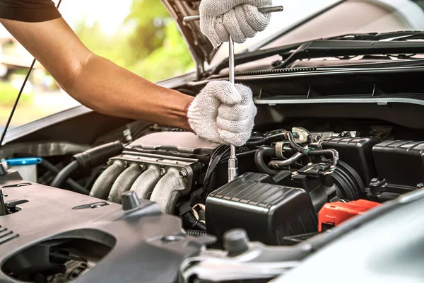 Úzké Ruce Automechaniků Používají Klíč Opravě Údržbě Automobilového Motoru Jsou — Stock fotografie