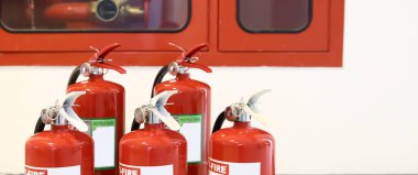Yangın söndürme tankını, yangın söndürme tüpünü, yangın söndürme ve kurtarma ekiplerini önlemek için acil durum konseptlerini, yangın söndürme dolabıyla kapatın..
