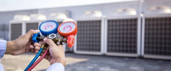 Close Hand Engineer Using Measuring Manifold Gauge Filling Industrial Factory — Stock Photo, Image