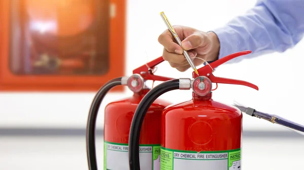 Brandtechnik Überprüft Manometer Füllstand Des Feuerlöschtanks Den Gebäudekonzepten Des Schutzes — Stockfoto