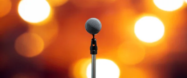 Halka açık konuşma arkaplanı, konuşma sunumu için mikrofonu kapatın bulanık ve bokeh ışık arkaplanlı sahne performansı.