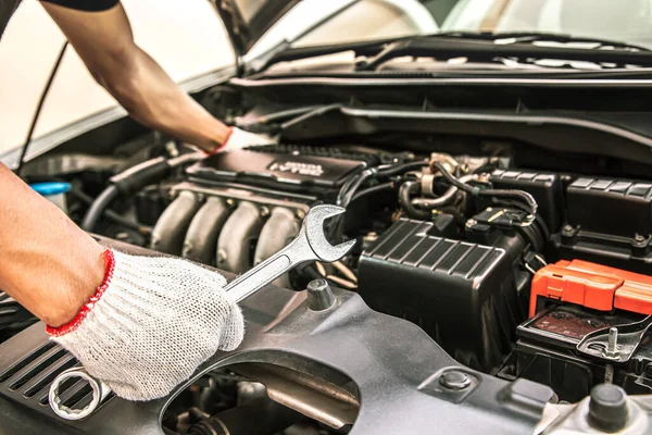 Närbild Händer Auto Mekaniker Använder Skiftnyckel För Att Reparera Och — Stockfoto