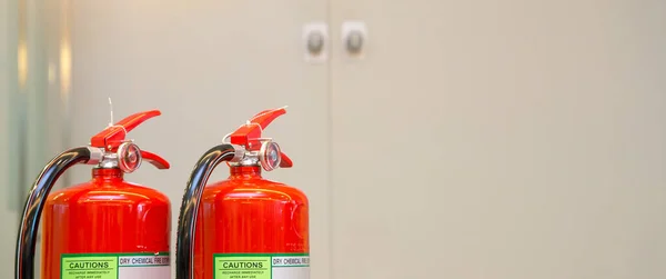 Primer Plano Del Tanque Extintores Incendios Rojos Puerta Salida Los —  Fotos de Stock