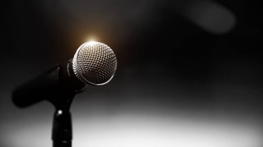 Halka açık konuşma arkaplanı, konuşma sunumu için mikrofonu kapatın bulanık ve bokeh ışık arkaplanlı sahne performansı.