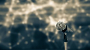 Halka açık konuşma arkaplanı, konuşma sunumu için mikrofonu kapatın bulanık ve bokeh ışık arkaplanlı sahne performansı.