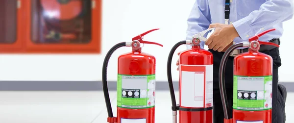 Bombeiro Verificando Alça Tanque Extintores Incêndio Vermelho Nos Conceitos Construção — Fotografia de Stock