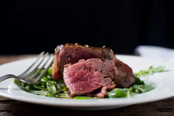 Rinderfilet Mignon Steak gekocht selten — Stockfoto