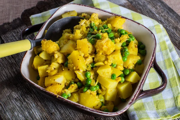 Vegetarisk gryta potatis ärtor blomkål — Stockfoto