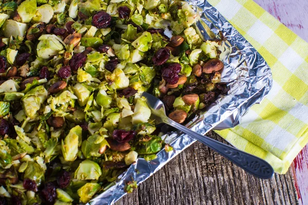 Badem ve kızılcık broiled brussel lahanası — Stok fotoğraf