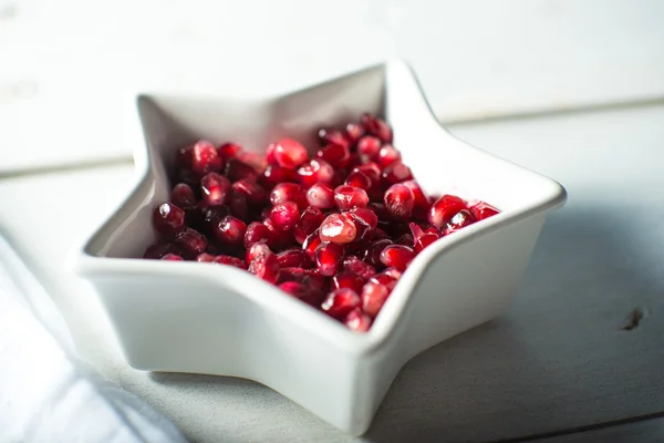 White bowl with fresh ripe pomegranite seeds — Stock Photo, Image