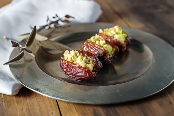 Antipasto con datteri ripieni di formaggio blu — Foto Stock