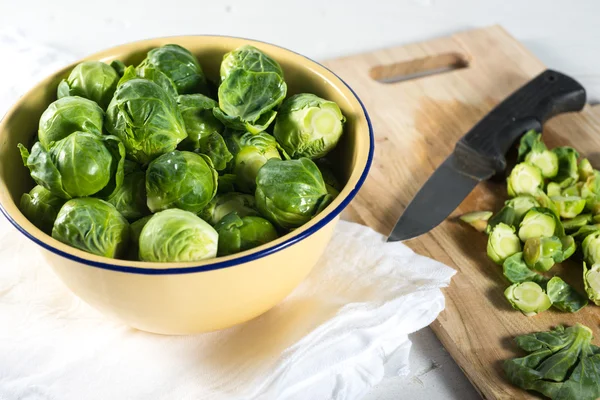 Bowl of chopped green brussel sprouts — Stock Photo, Image