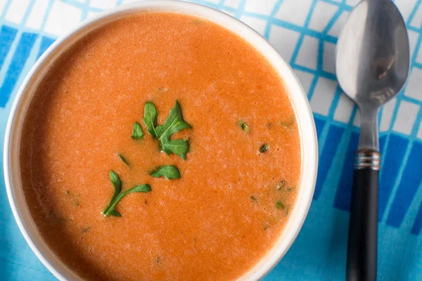 Cuenco de sopa de tomate y hierbas —  Fotos de Stock