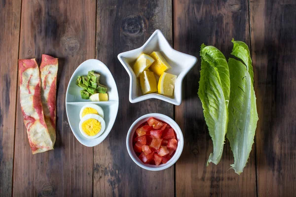 Rustic table with deconstructed cobb salad — Stock Photo, Image