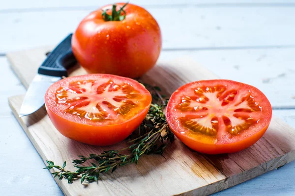 Slived poloviny zralé červené domácí rajčata — Stock fotografie
