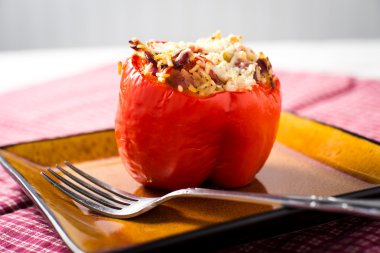 Pirinç ve peynir ile pişmiş kırmızı biber dolması