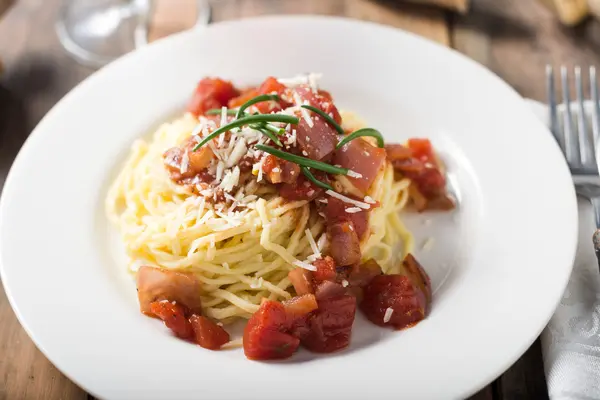 Assiette de pâtes maison Spaghetti à la sauce tomate — Photo