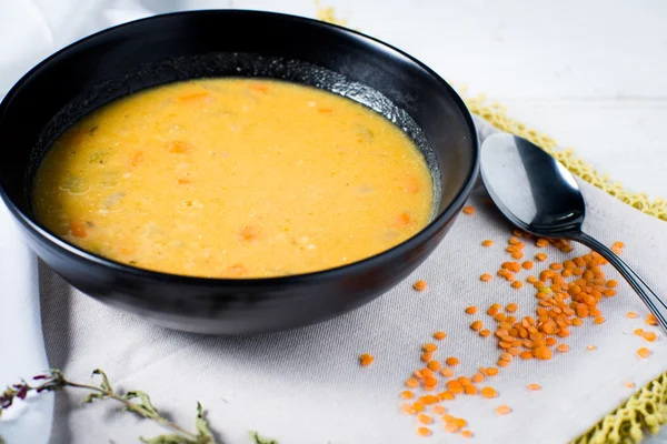 Tigela de sopa saborosa de lentilha — Fotografia de Stock