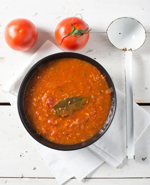 Färska trädgård röda tomatsås friska — Stockfoto