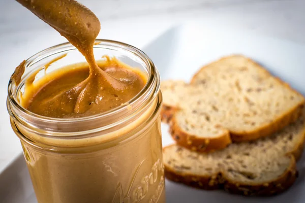 Frasco de manteiga de amendoim caseira fresca espalhar — Fotografia de Stock