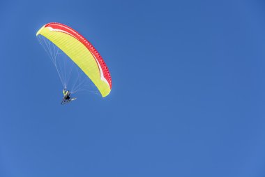 Yamaç paraşütü kayakçı Alpleri'nde.