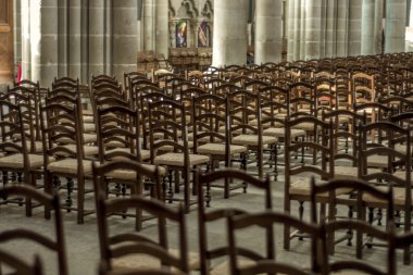 Boş kilise sandalye.