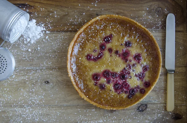 Treacle and raspberry tart — Stock Photo, Image