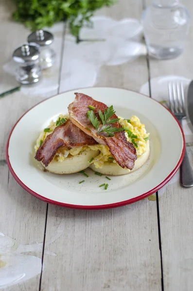 Crumpets com ovos e bacon — Fotografia de Stock