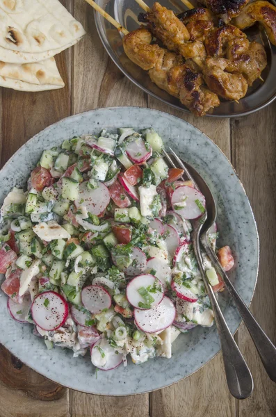 Brochetas de pollo con fattoush — Foto de Stock