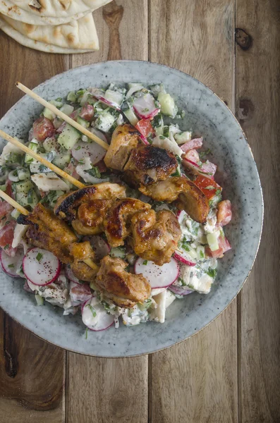 Brochettes de poulet avec fattoush Image En Vente