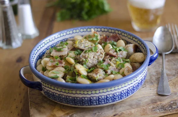 Cazuela de salchichas y frijoles — Foto de Stock