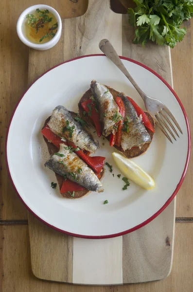 Sardinas en tostadas Imágenes De Stock Sin Royalties Gratis