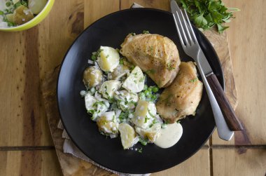 Tavuk patates salatası ile