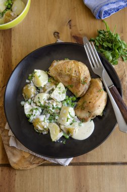 Tavuk patates salatası ile