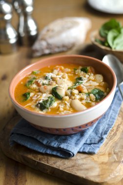 Fasulye ve arpa çorbası