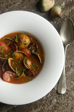 Deniz tarağı ve chorizo çorbası