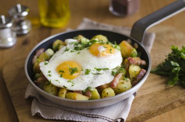 Yumurta, domuz pastırması ve kavrulmuş patates