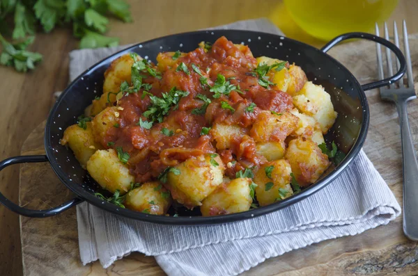 Patatas Bravas paradicsommártásban — Stock Fotó