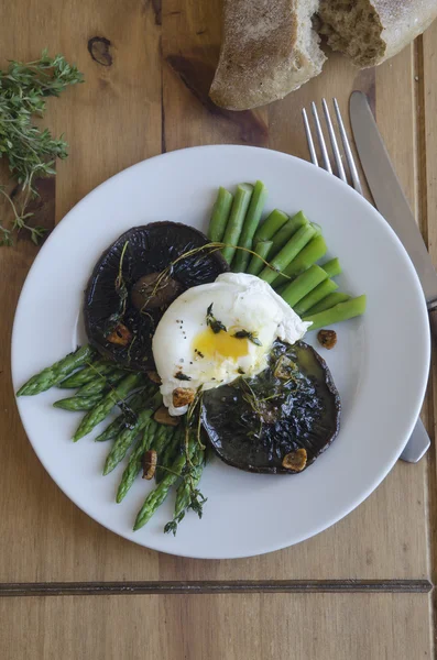 Asparagi, funghi e uova in camicia — Foto Stock