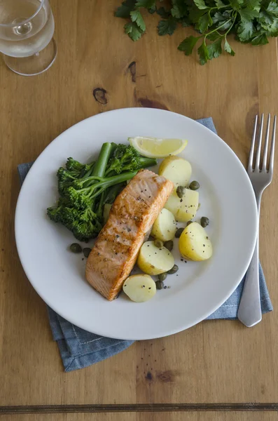 Baked salmon with new potatoes — Stock Photo, Image