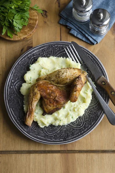 Poussin con puré de patatas — Foto de Stock