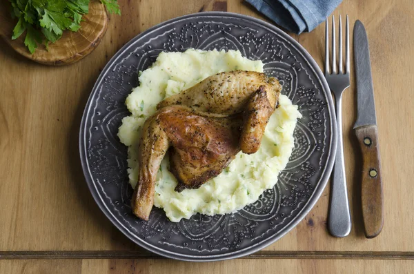 Poussin con puré de patatas —  Fotos de Stock