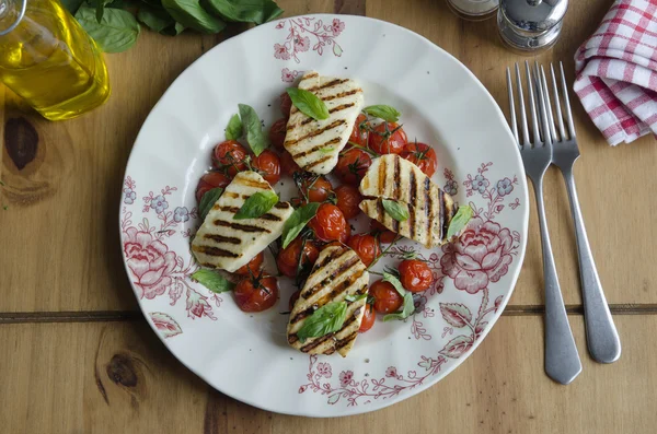 Halloumi a rajčatový salát — Stock fotografie