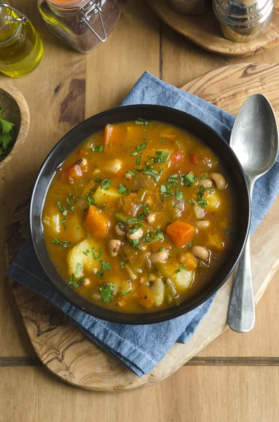 Tavuk ve sebze çorbası.